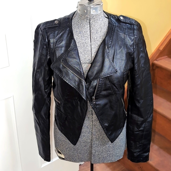 Maurices Jackets & Blazers - ❄️Host Pick❄️ Maurice's Fully lined ladies faux leather short jacket